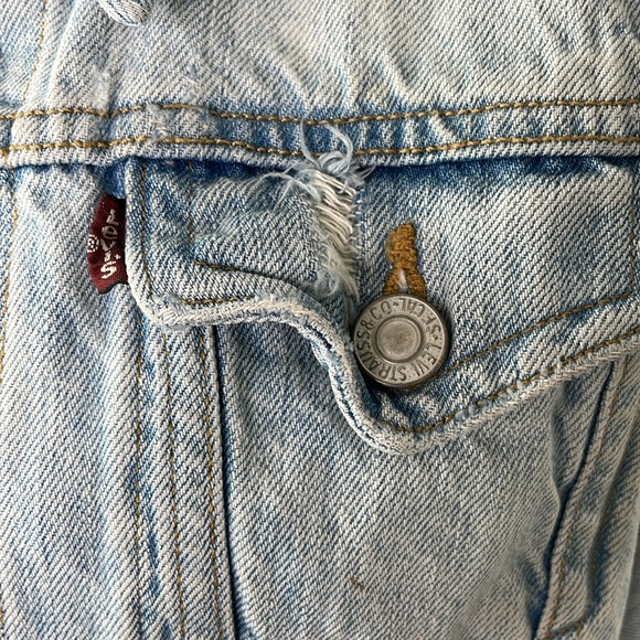 Levi Distressed Sleeveless Blue Jean Jacket sz MED - Picture 4 of 12